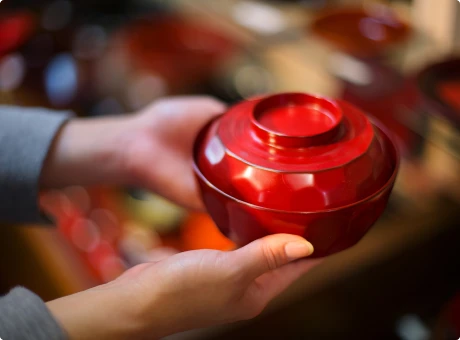 写真：地酒コーナーべに蔵と地元食材